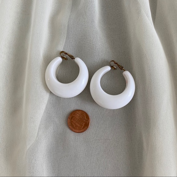 Vintage Trifari Chunky White Retro Hoop Earrings - Picture 7 of 7